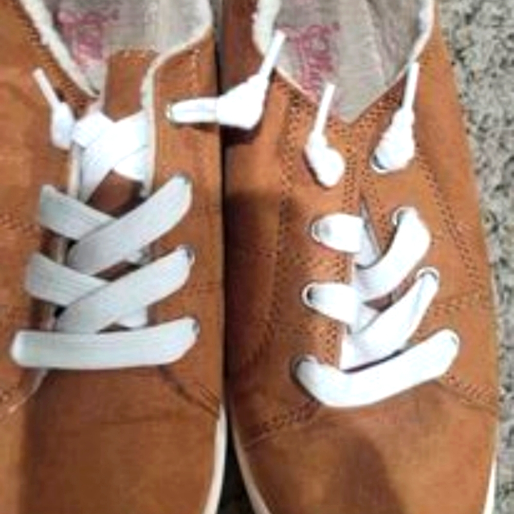 Jellypop Tan suedelike shoes 9.5